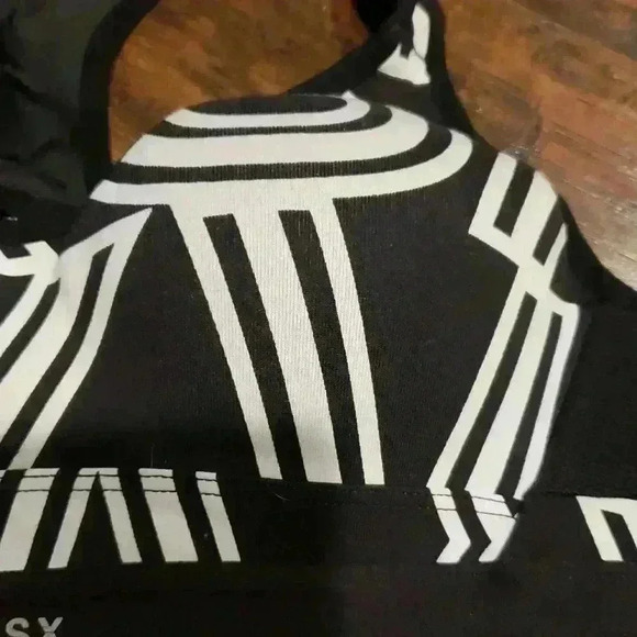 Victoria's Secret VSX Black and White Geometric Sports Bra‎ - Picture 3 of 9